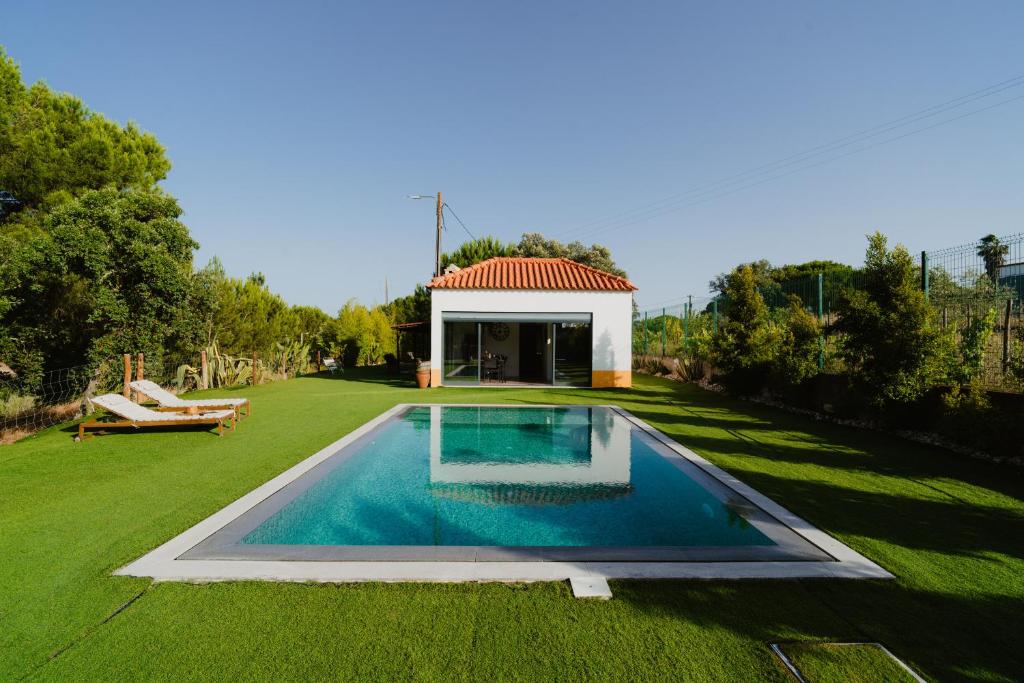 a swimming pool in a yard with a building at Monte da Marouca-Mont’Argil in Montargil
