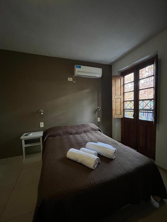a bedroom with two towels on a bed at Casa UNO in San Rafael