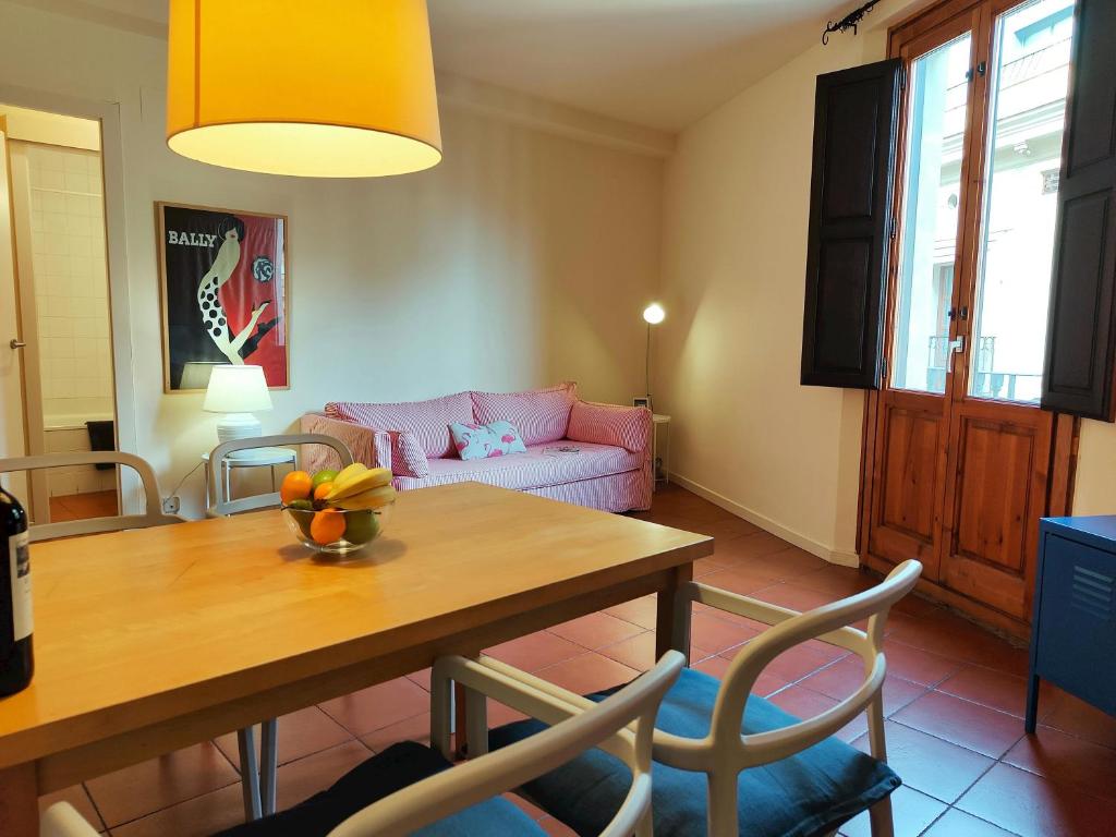 RL Spacious 2-Bed Apt on La Rambla. Wifi Central