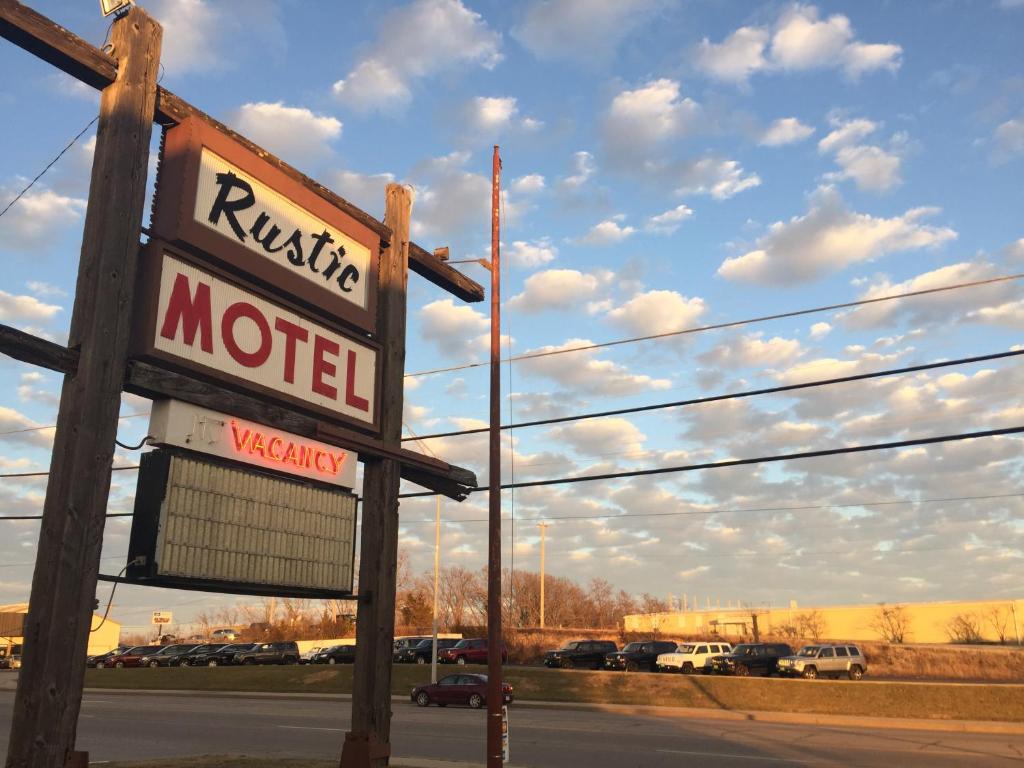 una señal de motel al lado de una carretera en Rustic Motel Rolla, en Rolla