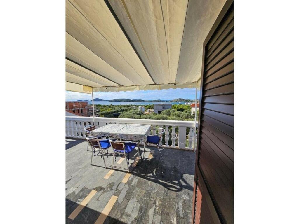 Apartment in Tribunj with balcony and parking - Apartamento De Dos Dormitorios