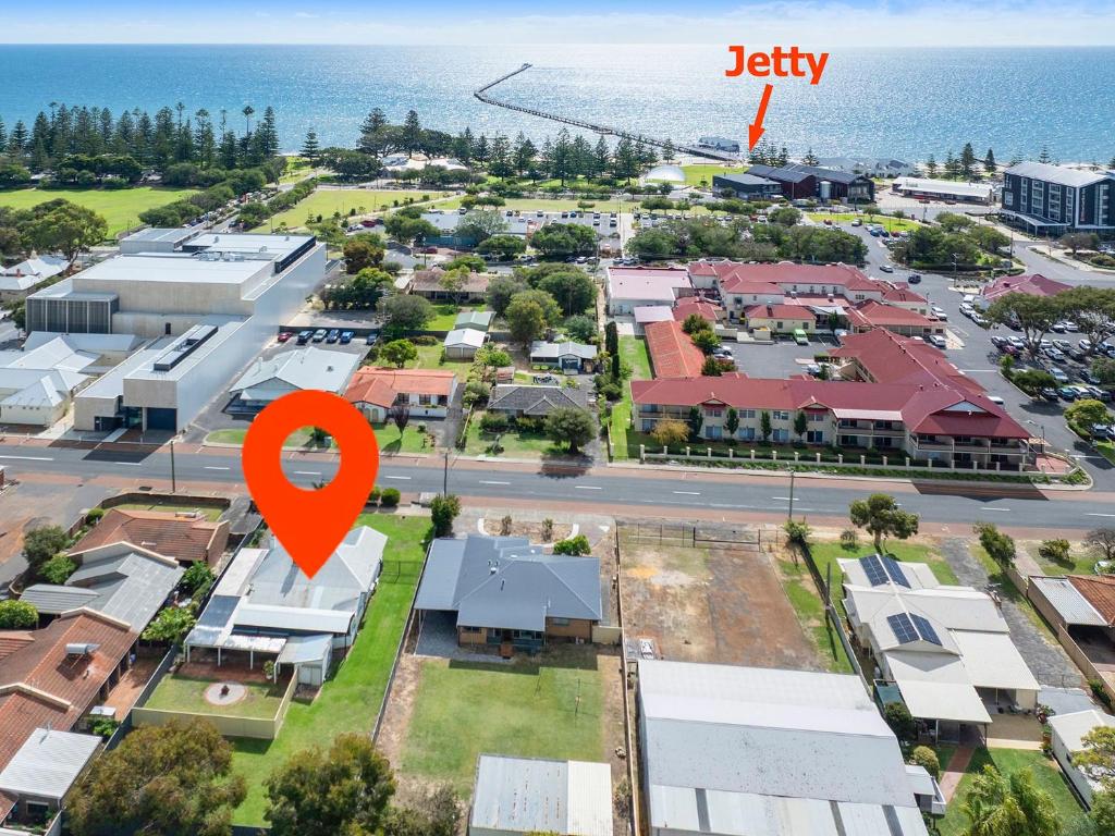 a suburb with a red arrow pointing to a city at Busselton Central Accommodation in Busselton