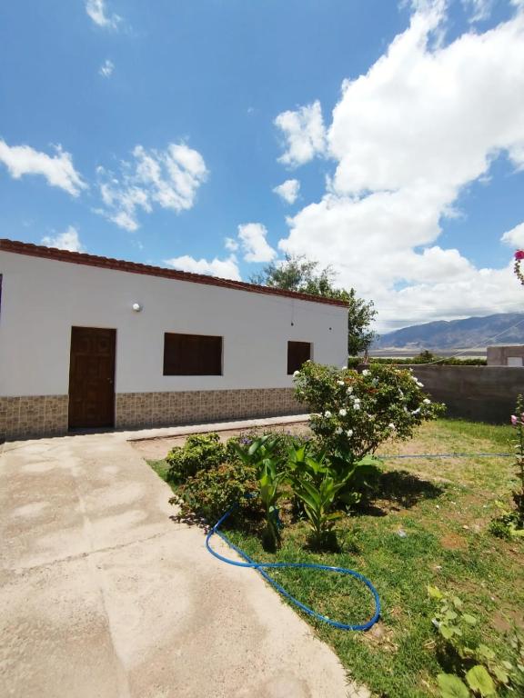 a house with a hose in the yard at Casa Luis del carmen in Fiambalá