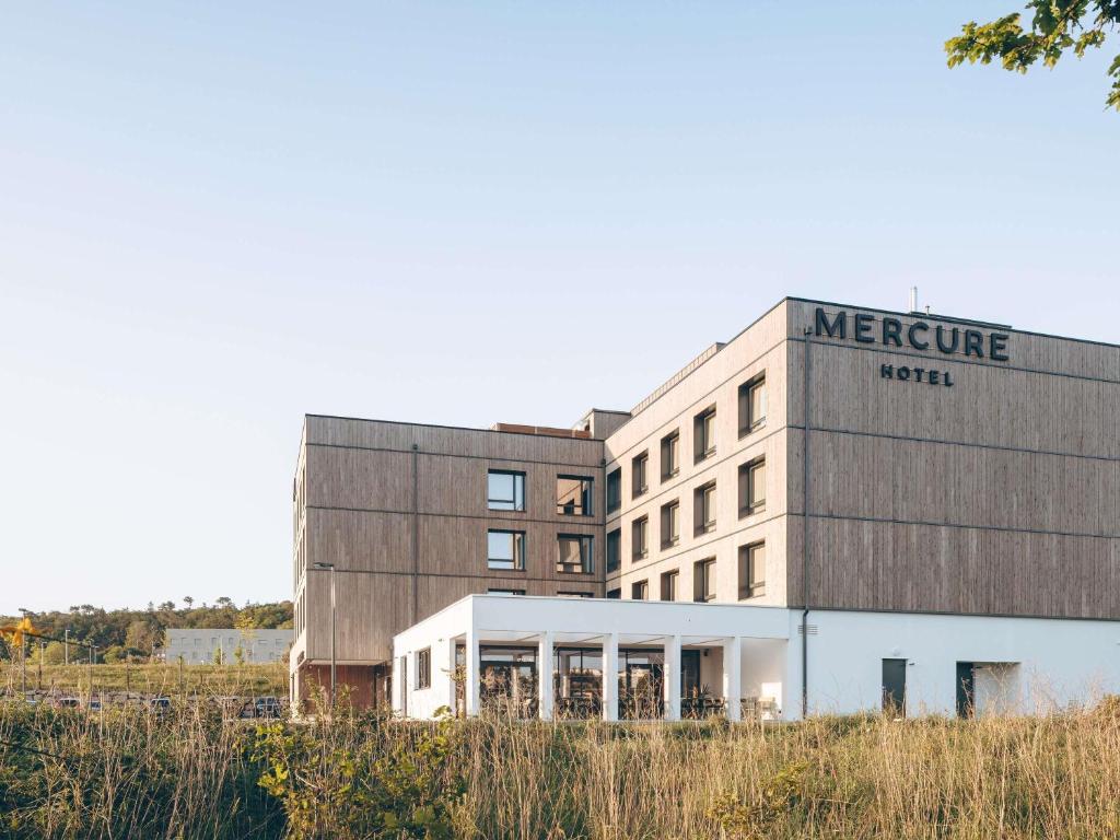 a building with a sign that reads mentore motel at Mercure Quimper Kerlic in Quimper