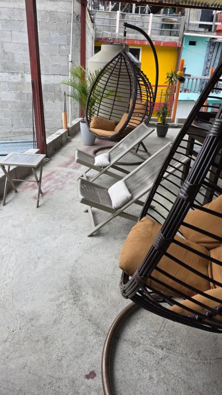 a swing sitting on top of a patio at Encanto junto al lago en la zona viva in San Pedro La Laguna