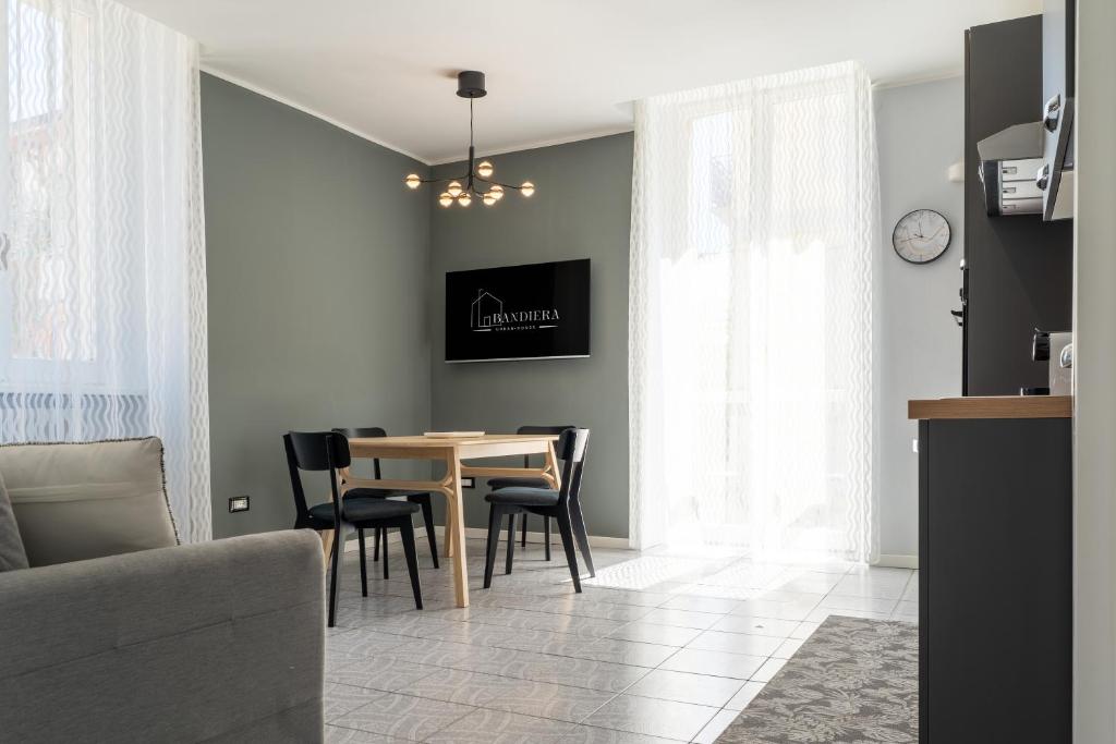a dining room with a table and chairs at Bandiera Urban House in Lanciano