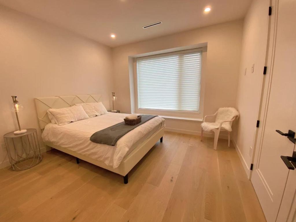 a bedroom with a bed and a large window at 温哥华温西别墅民宿47 in Vancouver