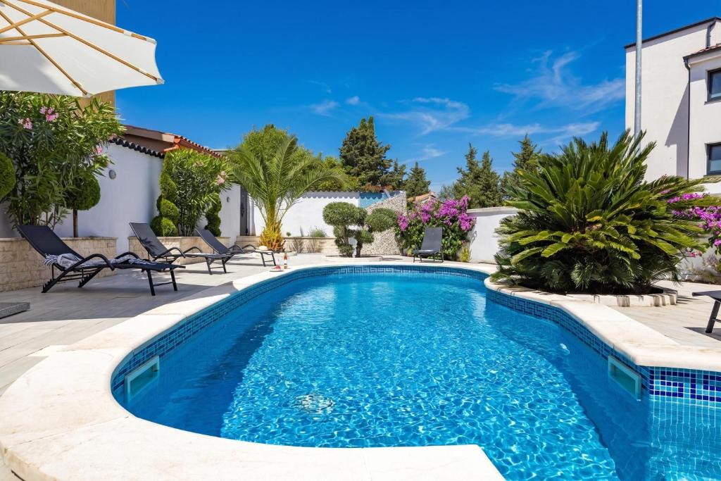 Villa Bianco Nero with Pool - Happy Rentals