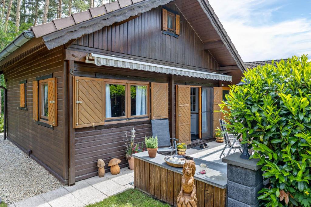 a small wooden house with a patio in the yard at Ferienhaus Obert - Drognitz in Drognitz