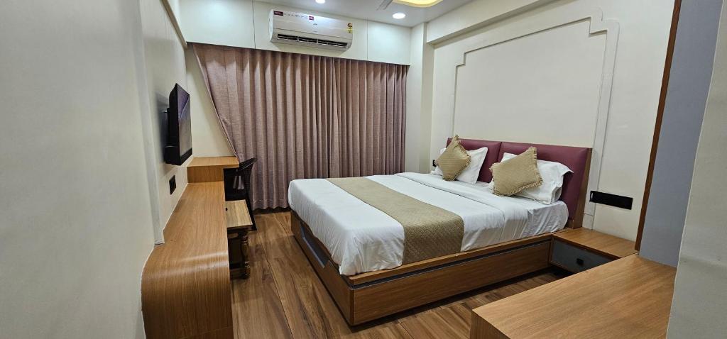 ein Hotelzimmer mit Bett und Fernseher in der Unterkunft Hotel Silvera Inn in Vatva
