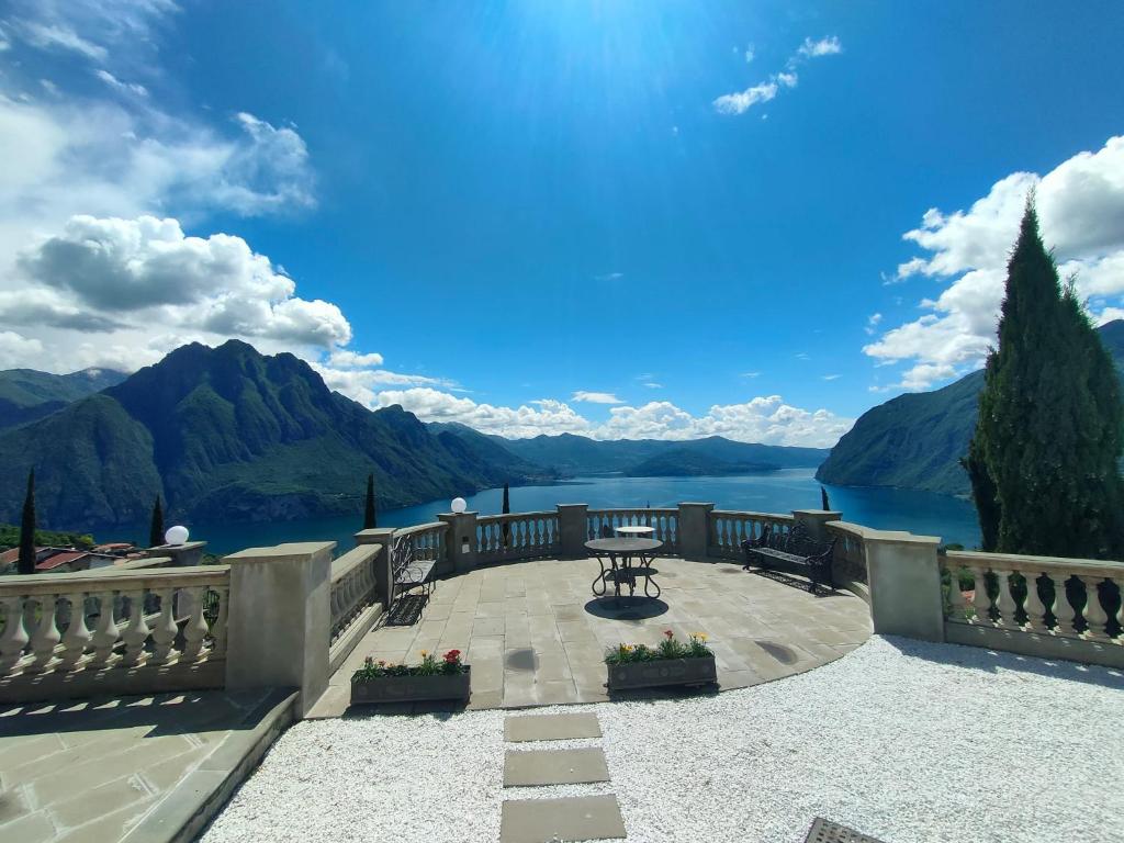 a balcony with a view of a lake and mountains at Villa Hélène in Solto Collina