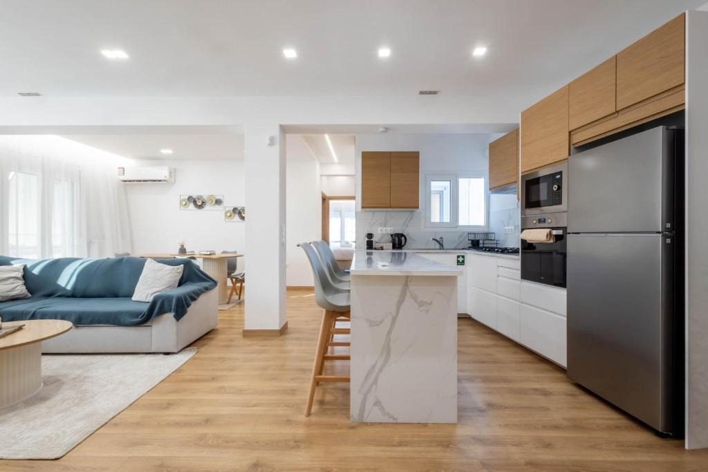 Sunlit Charm Modern 2BR Apartment with High-Speed WiFi
