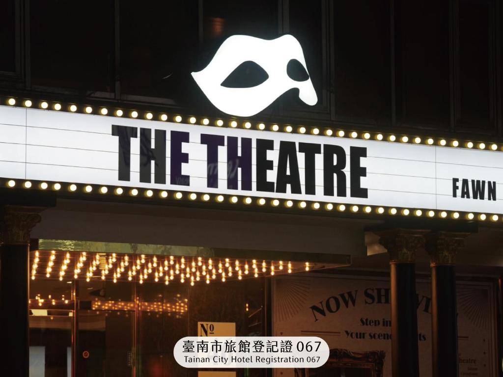 ein Schild mit der Aufschrift "Theater" mit einem Kinoschild in der Unterkunft The Theatre Tainan ChengGong in Tainan