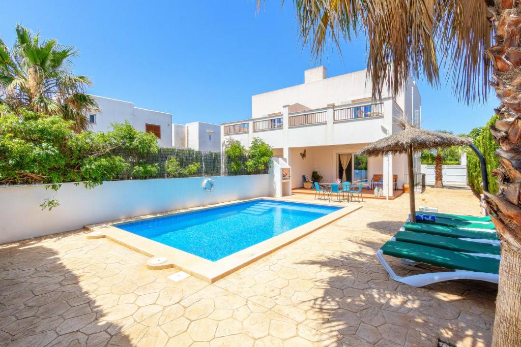 an image of a villa with a swimming pool at Villa Lagoa in Cala Dor in Cacla D'or