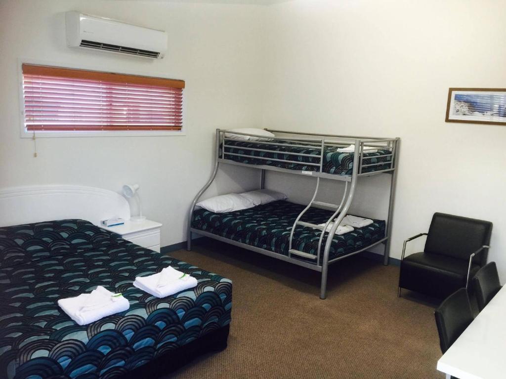 Postel nebo postele na pokoji v ubytování Springsure Overlander Motel