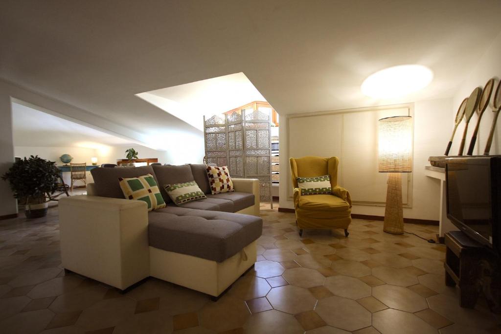 a living room with a couch and two chairs at Stanza del Cerro in Aranova