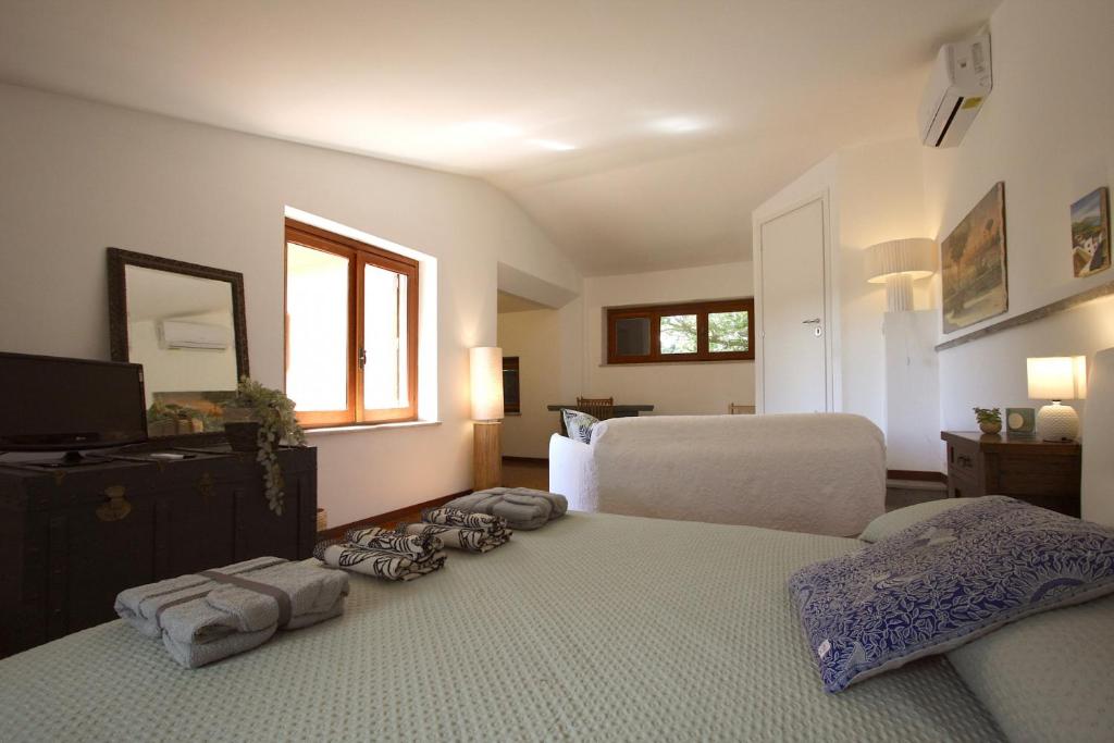 a bedroom with two beds with towels on the floor at Stanza dell'Ulivo in Aranova