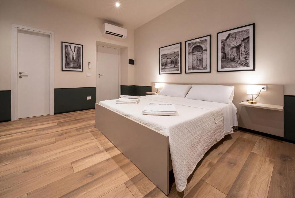 a bedroom with a large bed in a room at Corso52 B&B in Monte Libretti
