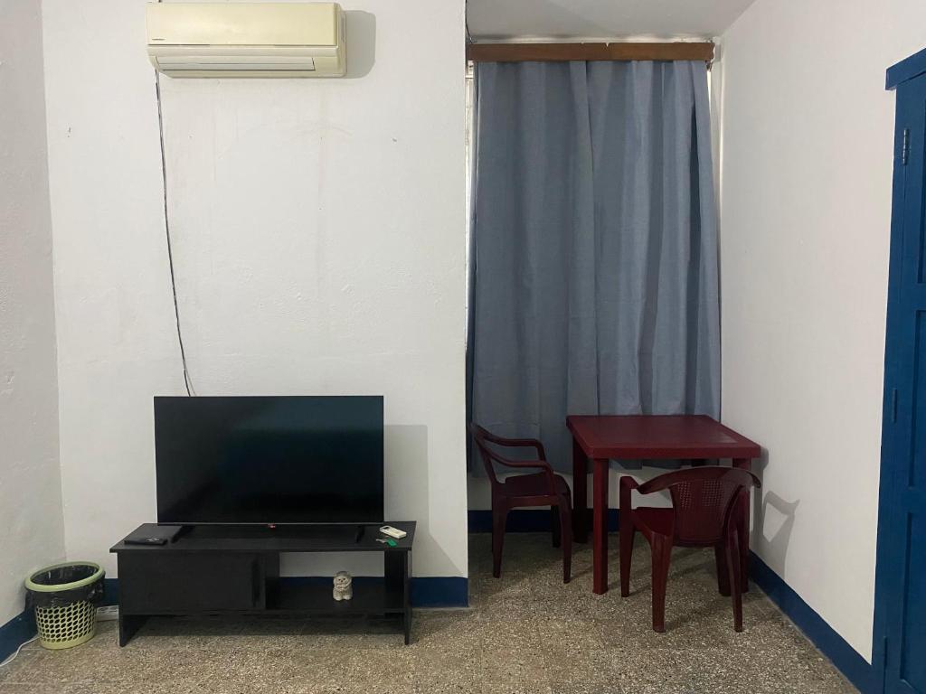 a living room with a tv and a table with chairs at Mio y tuyo in Flores