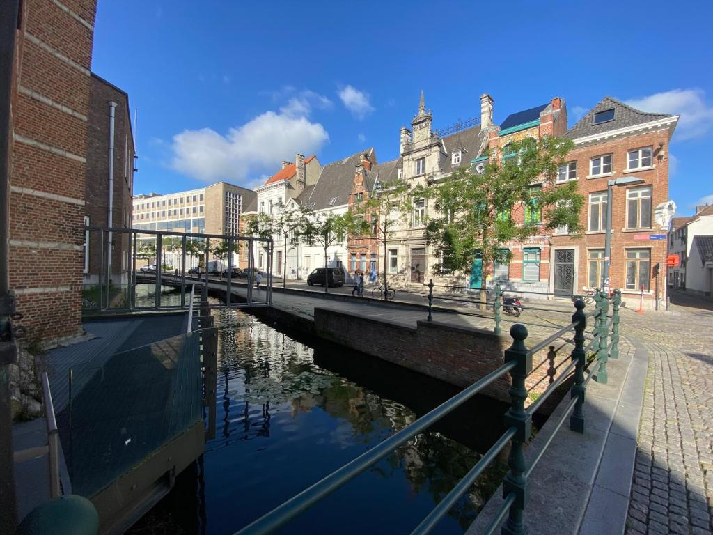 ein Kanal mitten in einer Stadt mit Gebäuden in der Unterkunft Lunatree in Mechelen