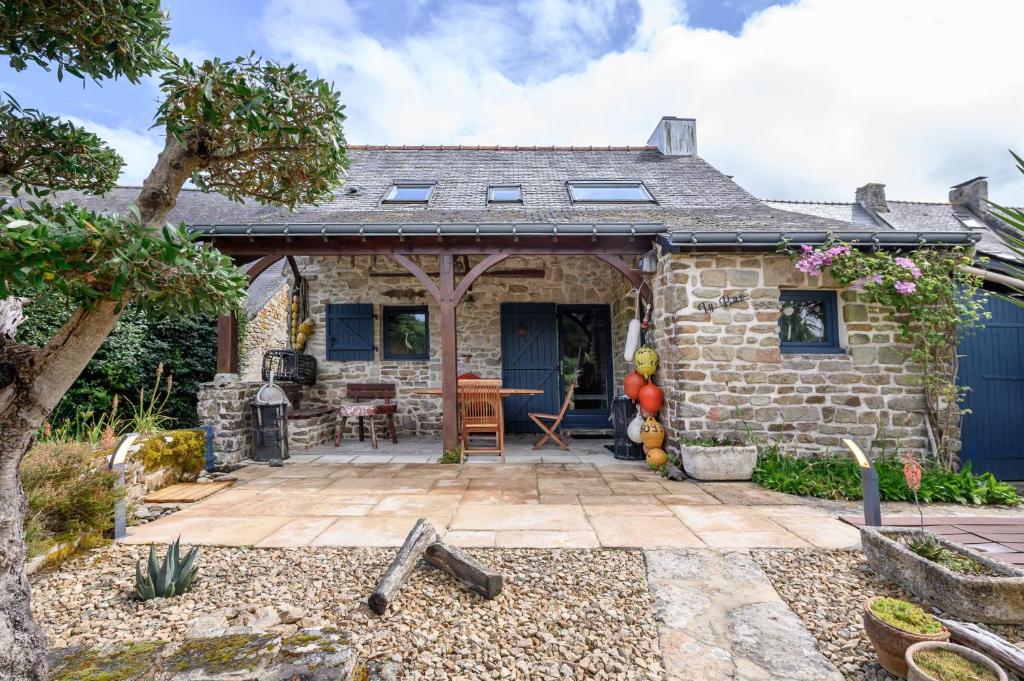 a stone cottage with a patio in front of it at Maison Ty Bao in Sarzeau