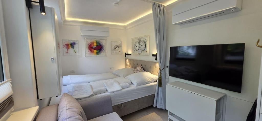 a living room with a couch and a flat screen tv at Cozy Tiny-House - ComfyHome Apartments in Stuttgart