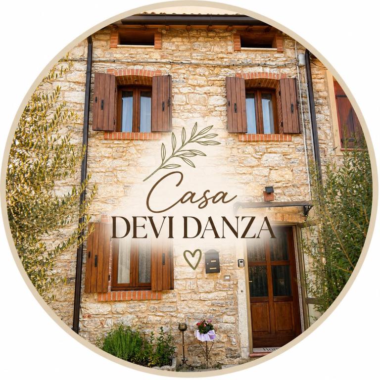 ein Gebäude mit einem Schild, auf dem Casa de Devanza steht in der Unterkunft Casa DeviDanza in Lago