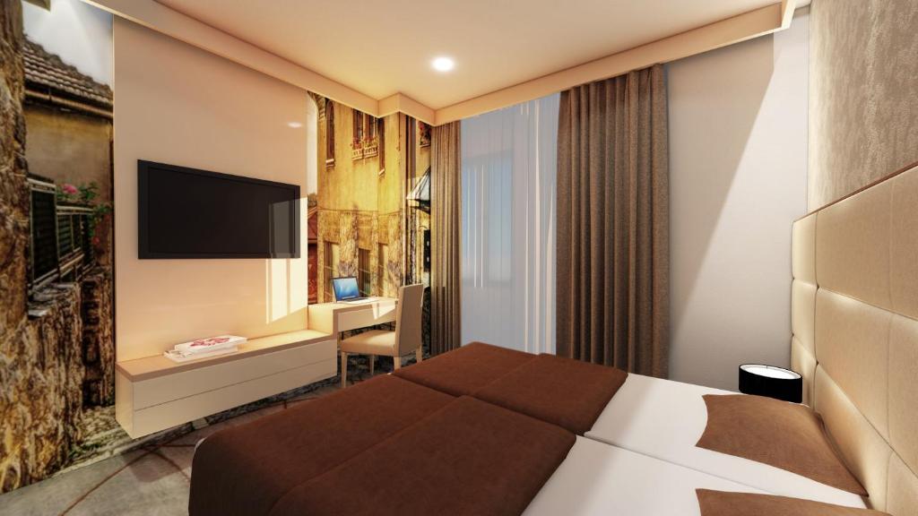 um quarto de hotel com uma cama e uma secretária em Old Town Hotel em Saraievo