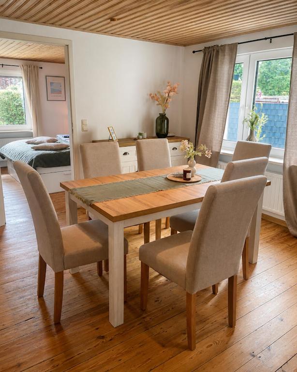 a dining room with a wooden table and chairs at Haus an der Bachschleife in Arnstadt