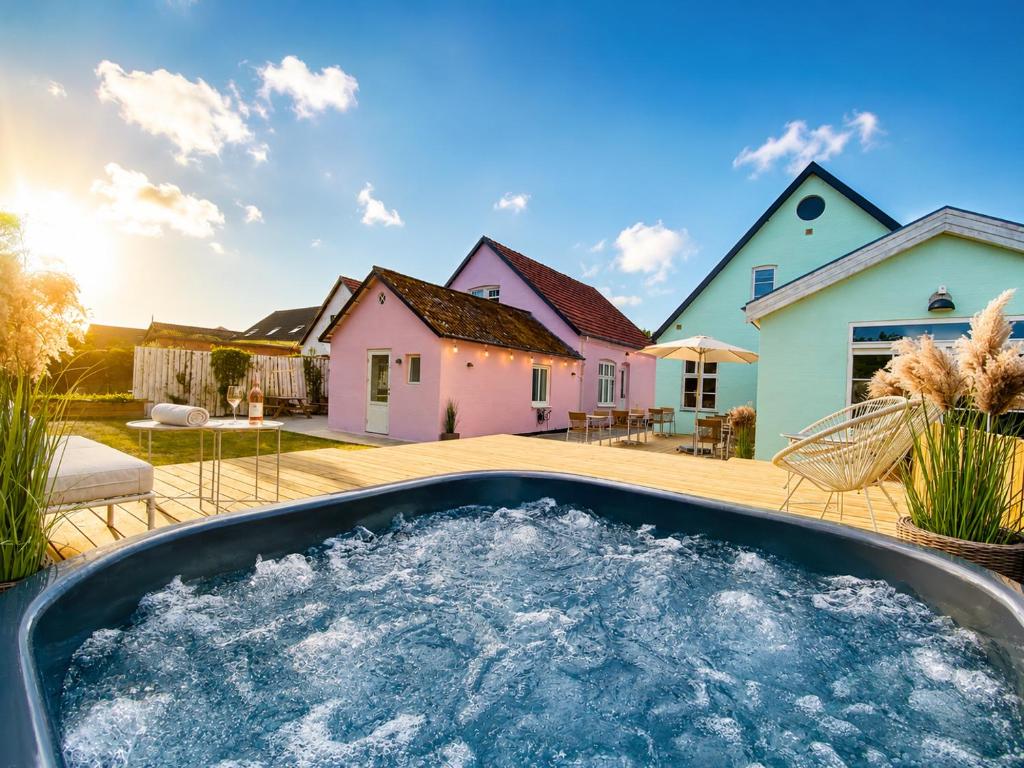 ein Whirlpool im Garten eines Hauses in der Unterkunft Stub Inn Guesthouse in Stubbekøbing
