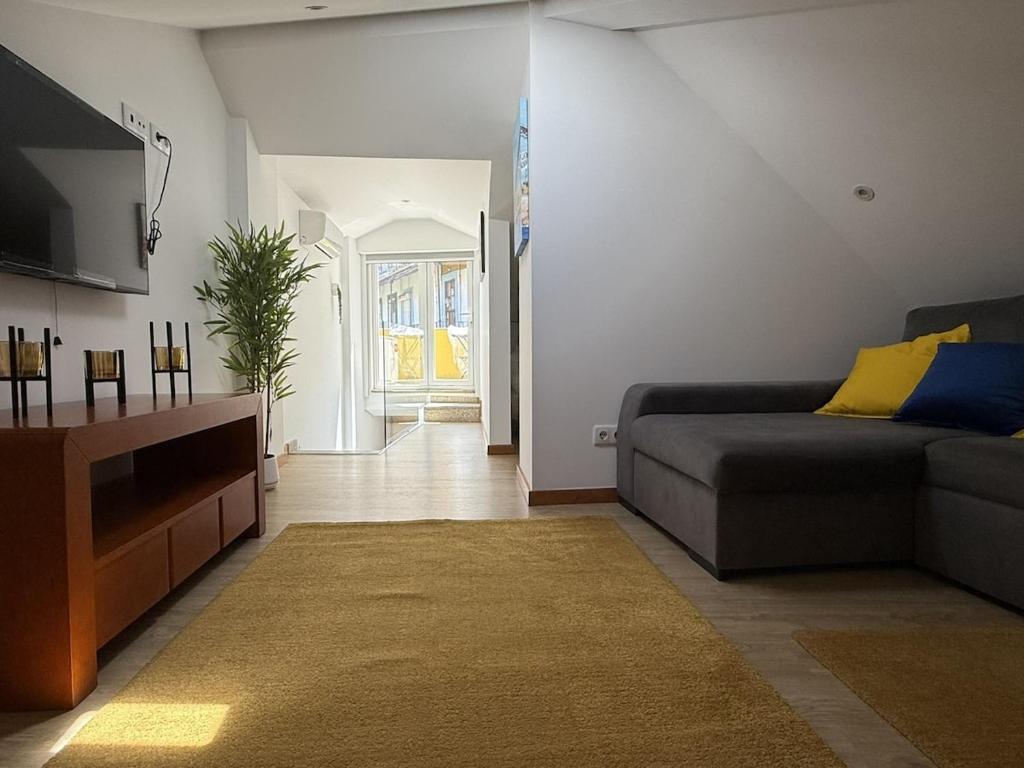 Charming Apartment with Balcony in Campanhã