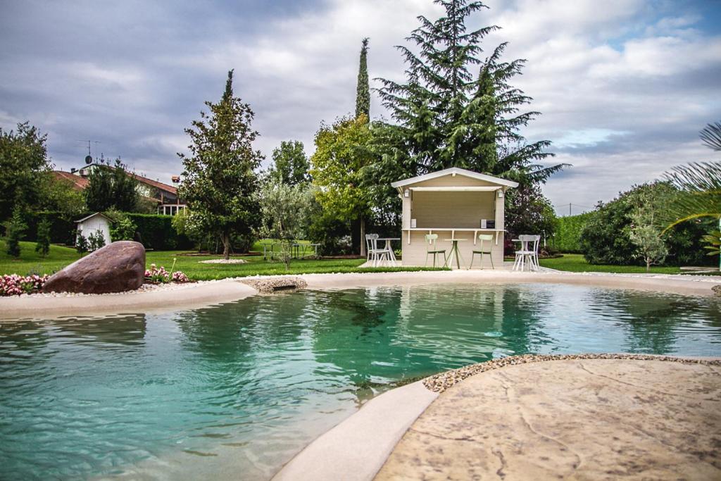 Bazén v ubytování B&B La Magia dei Sogni Relais nebo v jeho okolí
