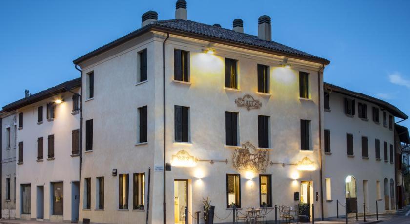 ein großes weißes Gebäude mit vielen Fenstern in der Unterkunft Hotel Italia in Sacile