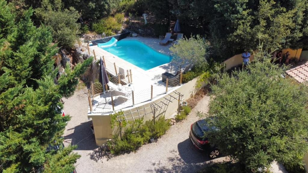 an aerial view of a swimming pool in a backyard at Les Robinsons in Sillans-la Cascade
