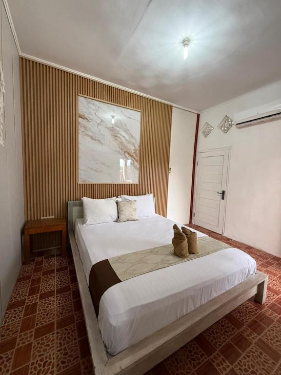 a bedroom with a large bed in a room at Chika House in Gili Trawangan