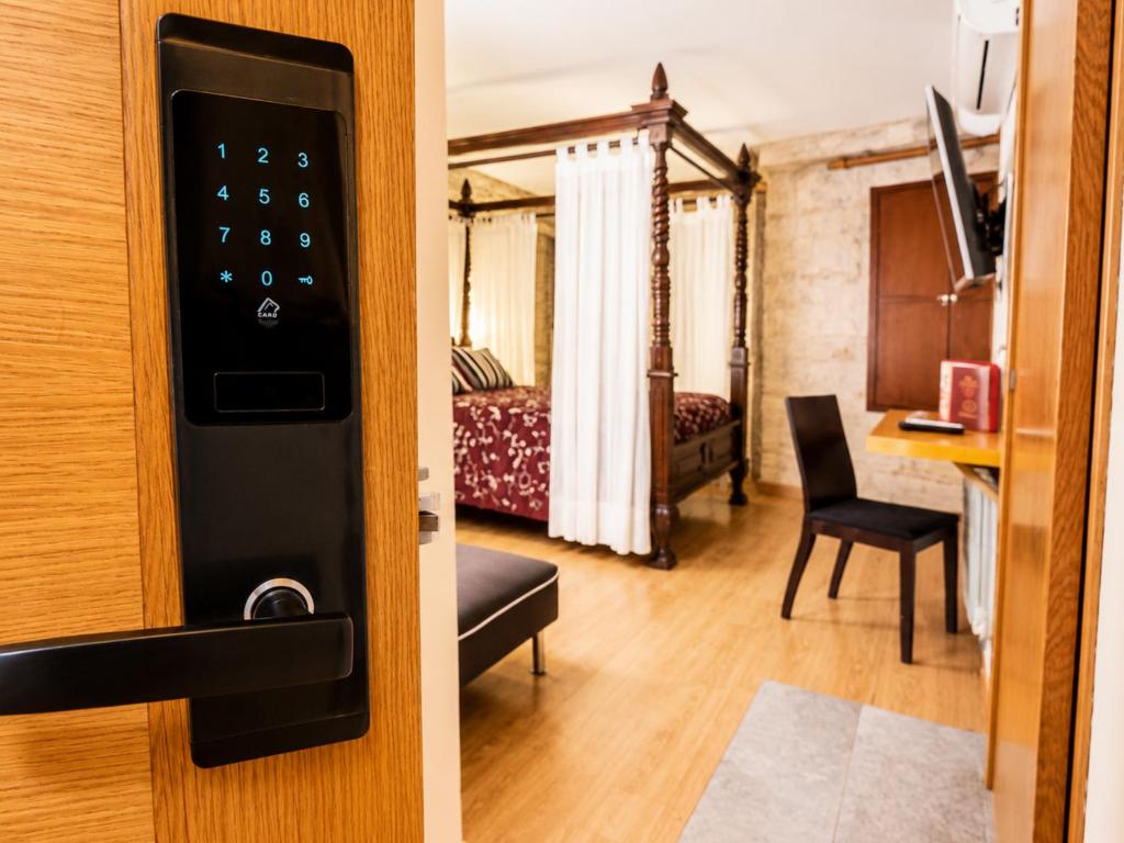 a room with a door and a room with a bedroom at Hotel Boa Vila in Pontevedra
