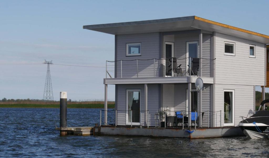 FLOATING HOUSES - 
