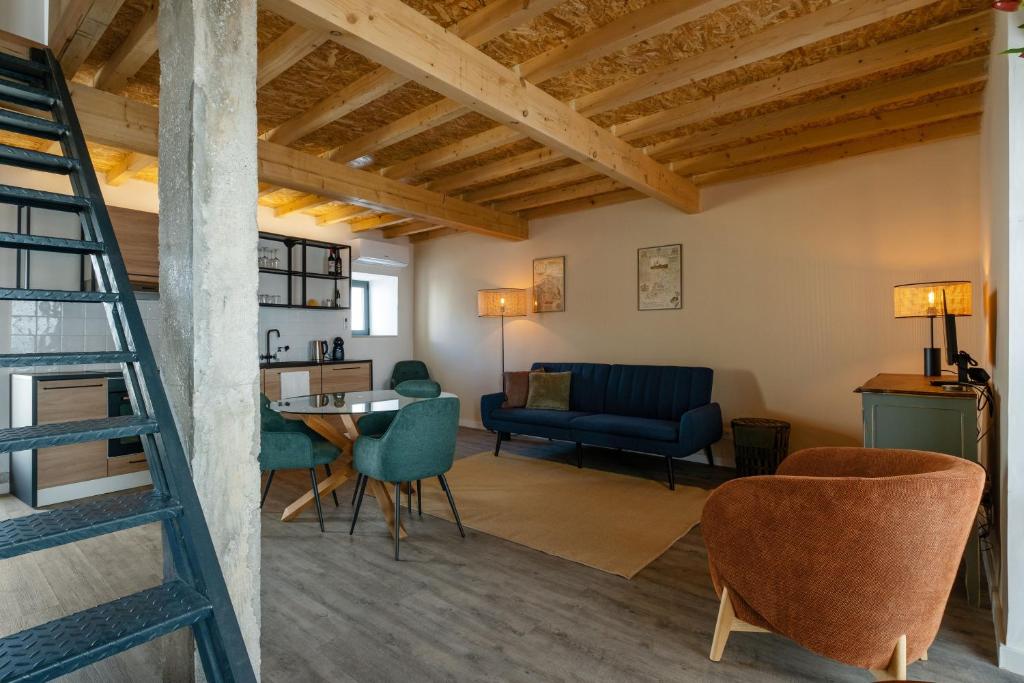 a living room with a blue couch and chairs at Pied-a-Terre Tomar in Tomar