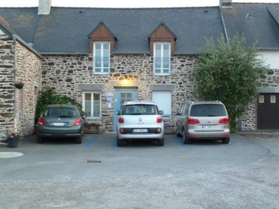 three cars parked in front of a stone house at La Grande Mare in Saint-Benoît-des-Ondes