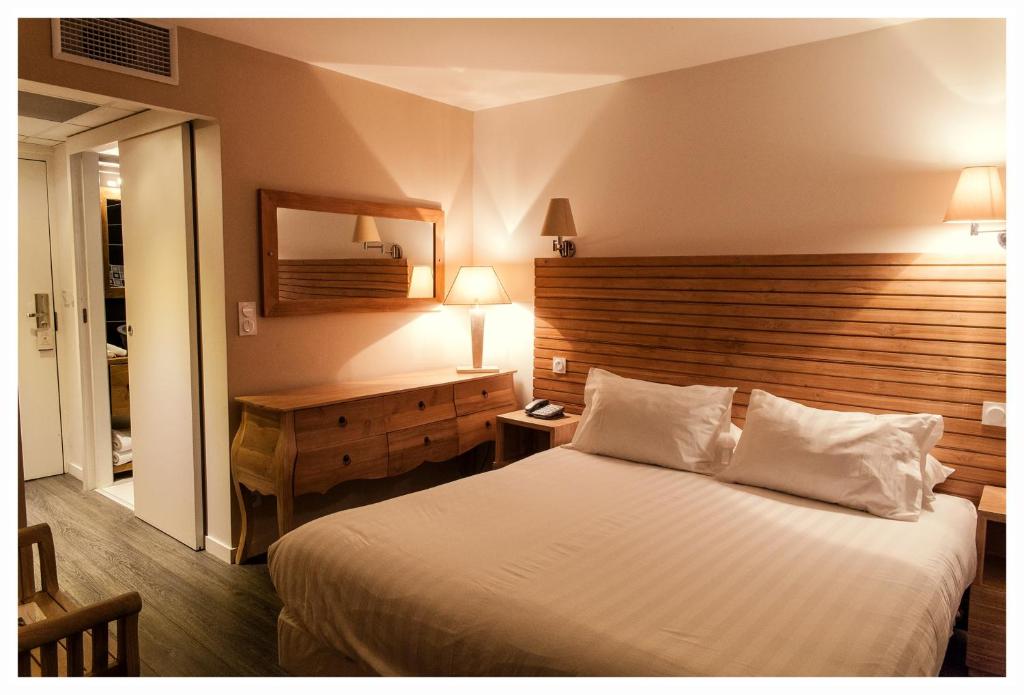Postel nebo postele na pokoji v ubytování Rives d'Or Hôtel
