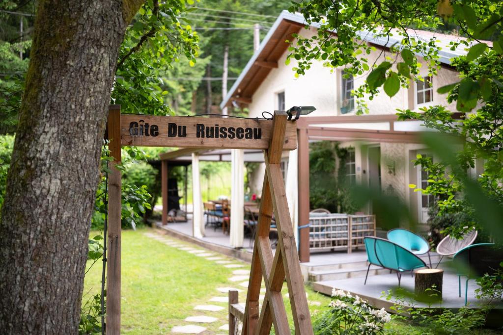 a sign in front of a house at Gîte Du Ruisseau avec spa et pêche in Épinal