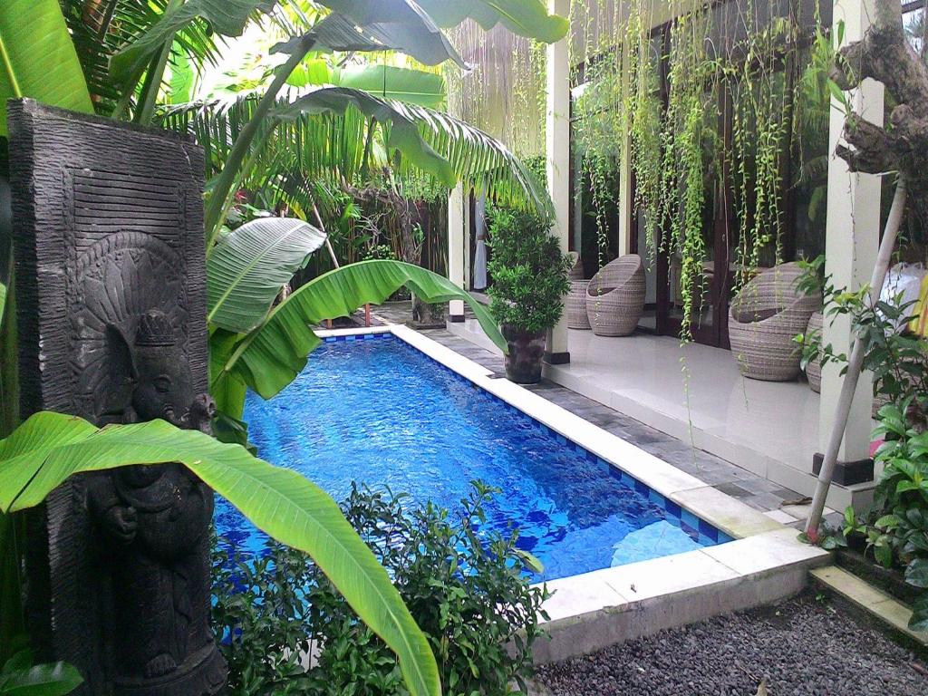een zwembad midden in een tuin bij Terrace Bali Villa in Nusa Dua