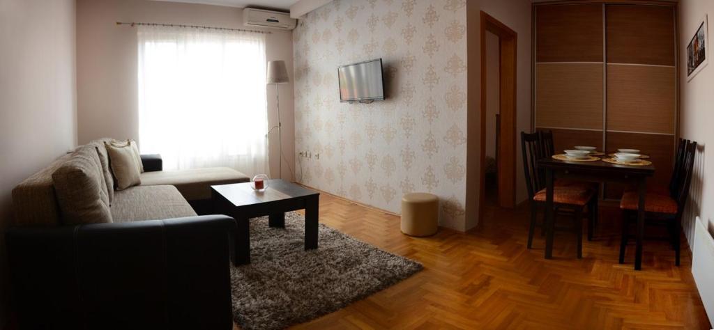 sala de estar con sofá y mesa en Love Apartment en Vrnjačka Banja