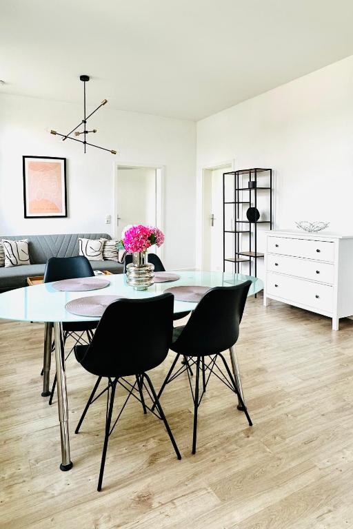 a dining room with a table and chairs at Der Stader Lieblingsplatz in Stade