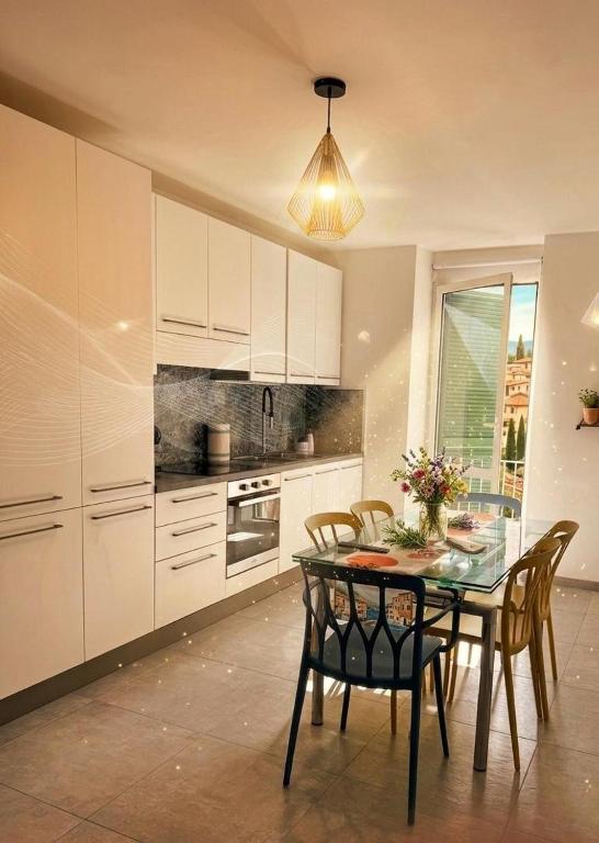 a kitchen with a table and chairs and a dining room at Casa del Cigno in Monterotondo
