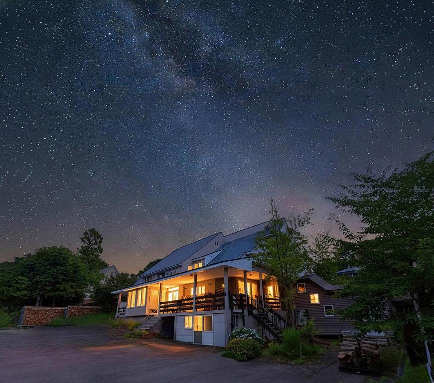 a house under a starry sky at night at 灯ノ環tomonowa in Mitsuwa