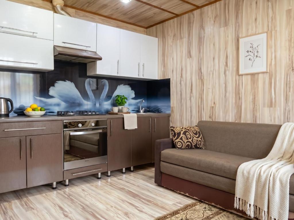 a living room with a couch and a kitchen at Dostoievski 2 ROOM in Bălţi