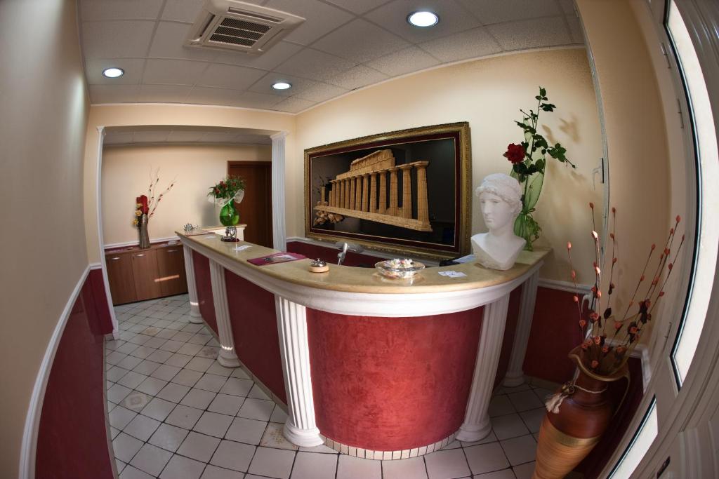 a lobby with a bar with a statue in the middle at Il Tempio Di Hera in Marinella di Selinunte