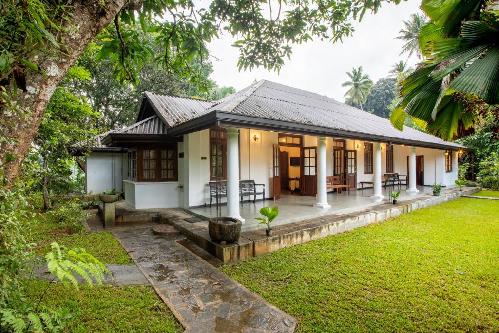 a house in the middle of a garden at Ranmin Kings House in Narandanda