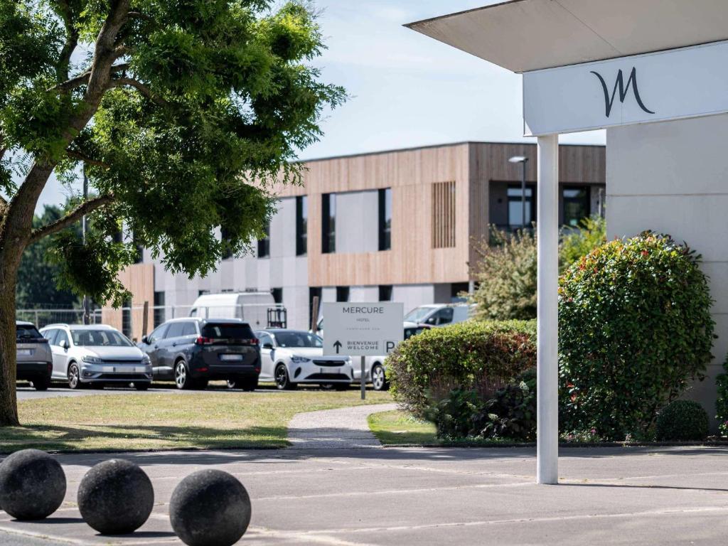 ein Straßenschild vor einem Parkplatz in der Unterkunft Mercure Compiègne Sud in Compiègne